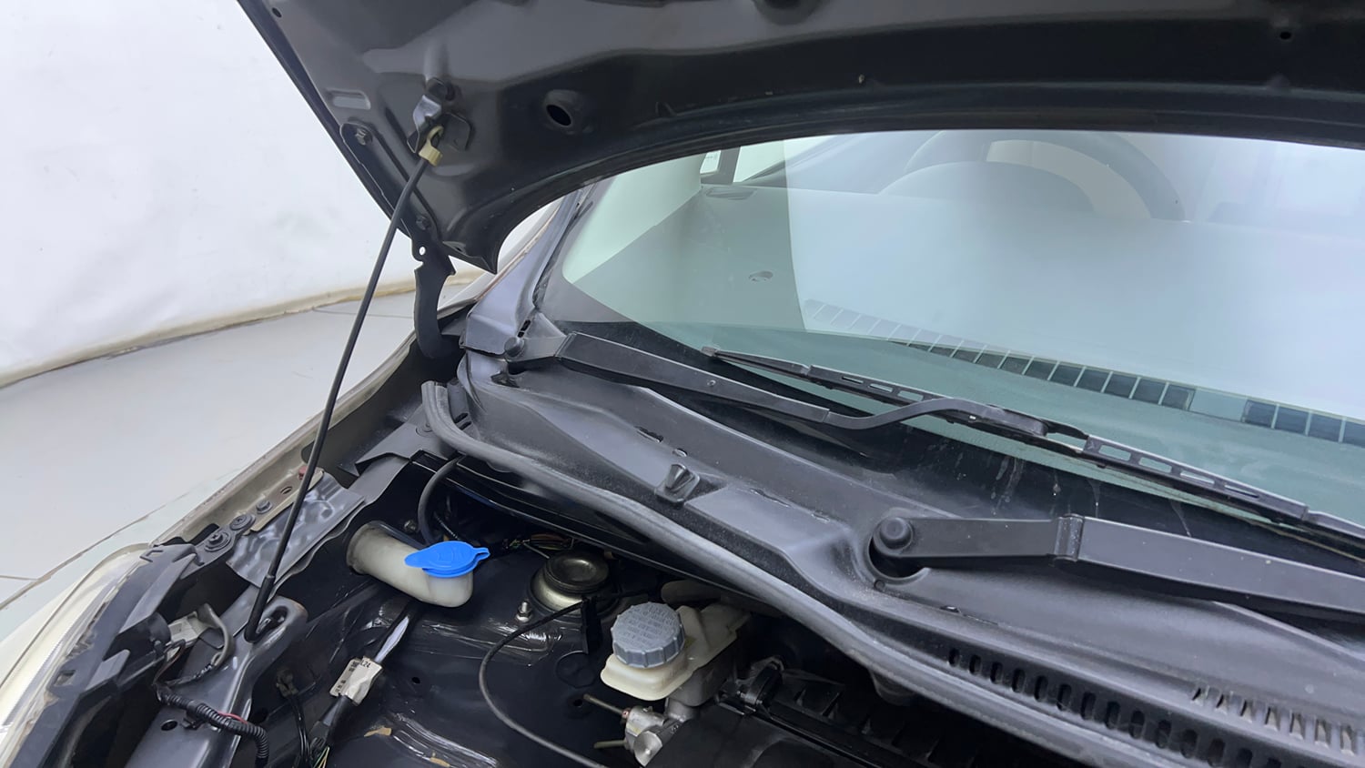 Used 2014 Maruti Suzuki Wagon R VXI Petrol Manual engine ENGINE RIGHT SIDE HINGE & APRON VIEW