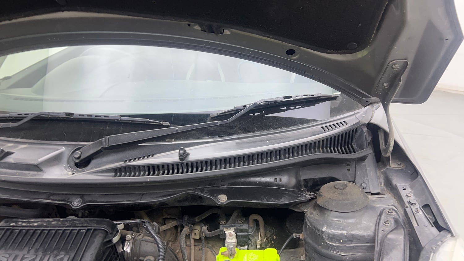 Used 2015 Maruti Suzuki Swift Lxi (O) Petrol Manual engine ENGINE LEFT SIDE HINGE & APRON VIEW