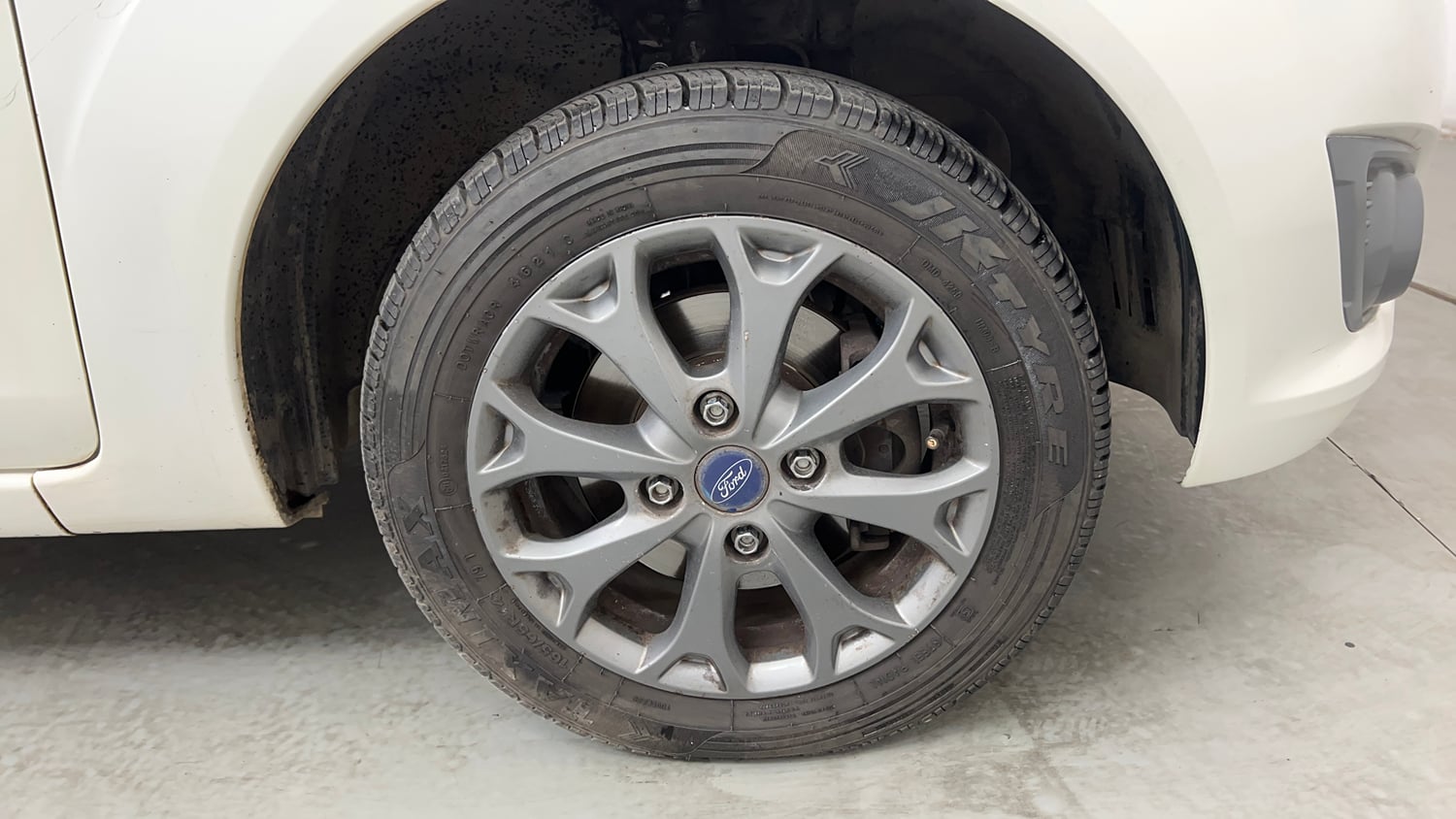 Used 2015 Ford Figo Duratec Petrol Titanium 1.2 Petrol Manual tyres RIGHT FRONT TYRE RIM VIEW
