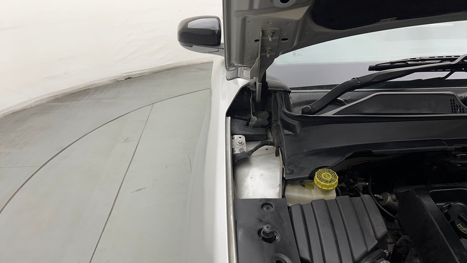 Used 2022 Jeep Compass Limited (O) 1.4 Petrol DCT Petrol Automatic engine ENGINE RIGHT SIDE HINGE & APRON VIEW