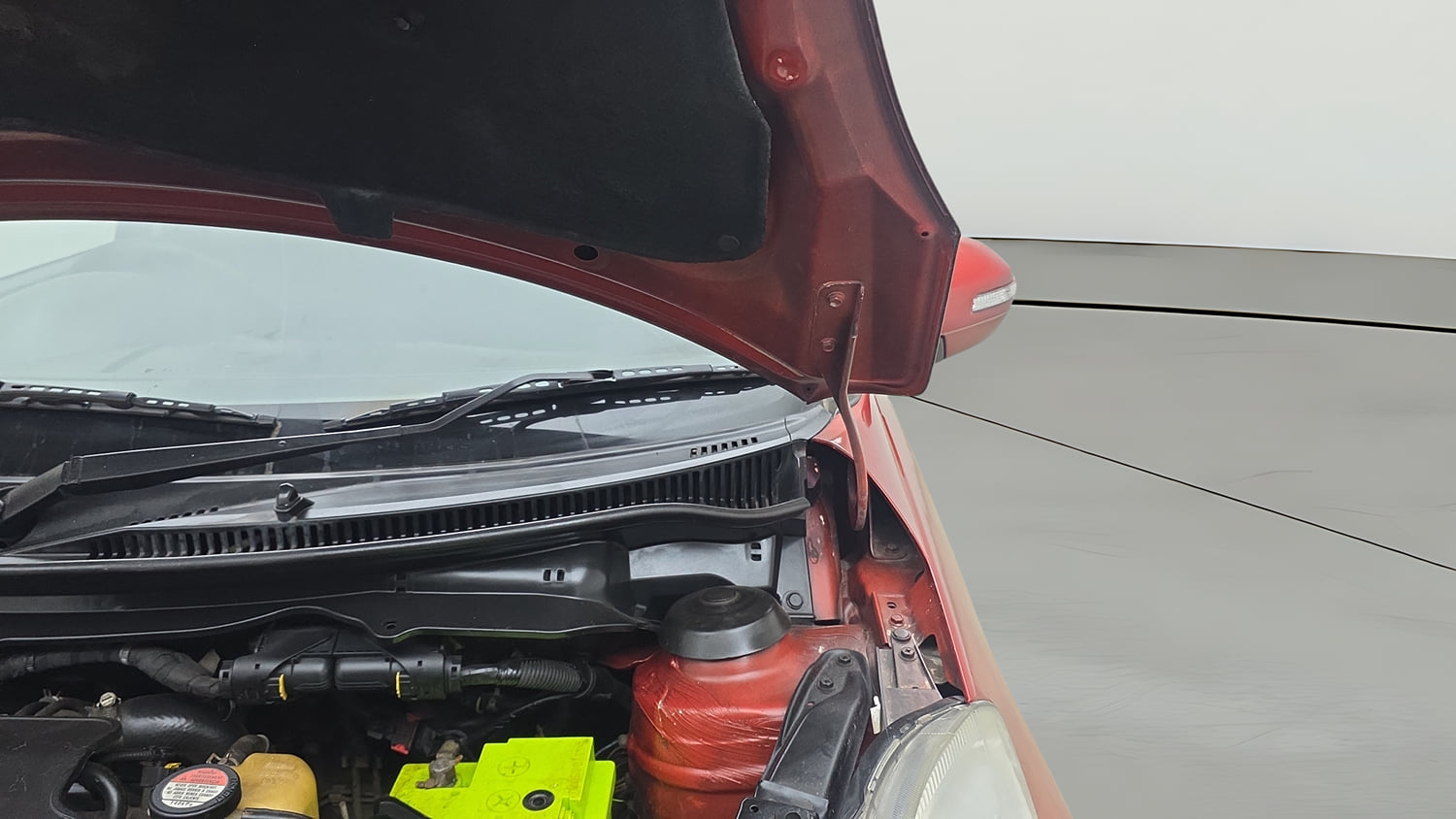 Used 2012 Maruti Suzuki Swift VDi Diesel Manual engine ENGINE LEFT SIDE HINGE & APRON VIEW