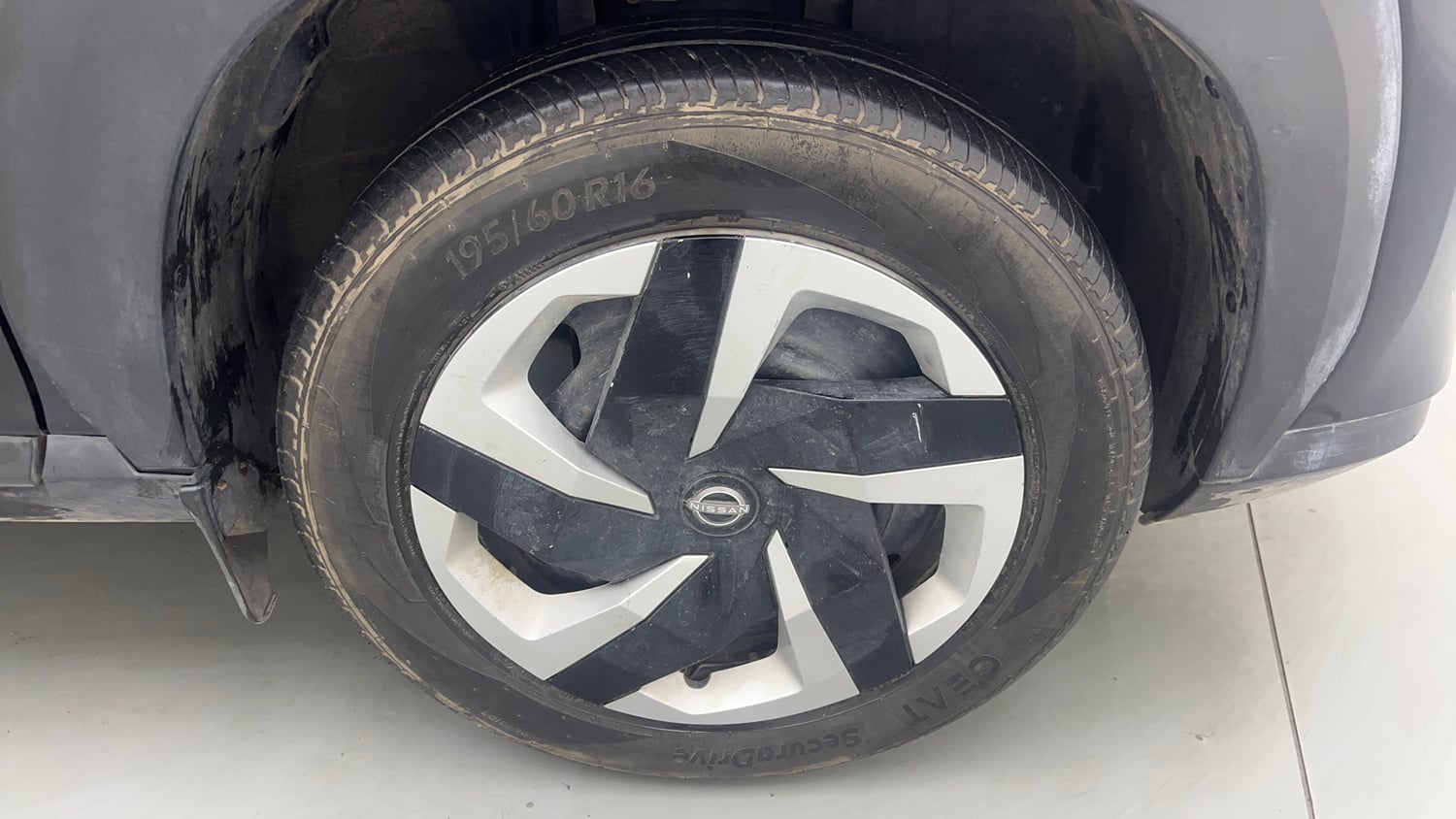 Used 2023 Nissan Magnite XL Petrol Manual tyres RIGHT FRONT TYRE RIM VIEW