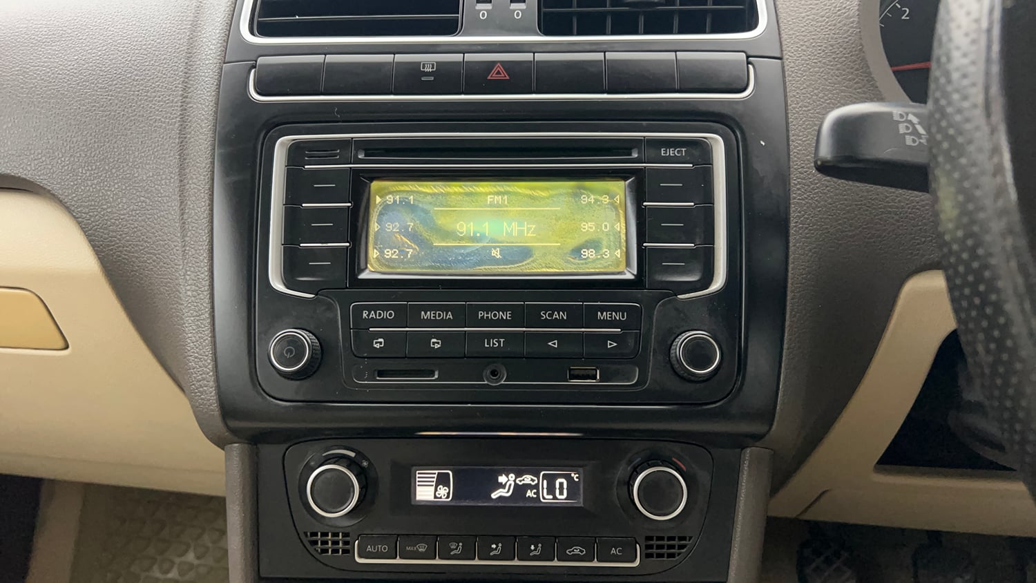 Used 2014 Volkswagen Vento Highline Diesel Diesel Manual interior MUSIC SYSTEM & AC CONTROL VIEW