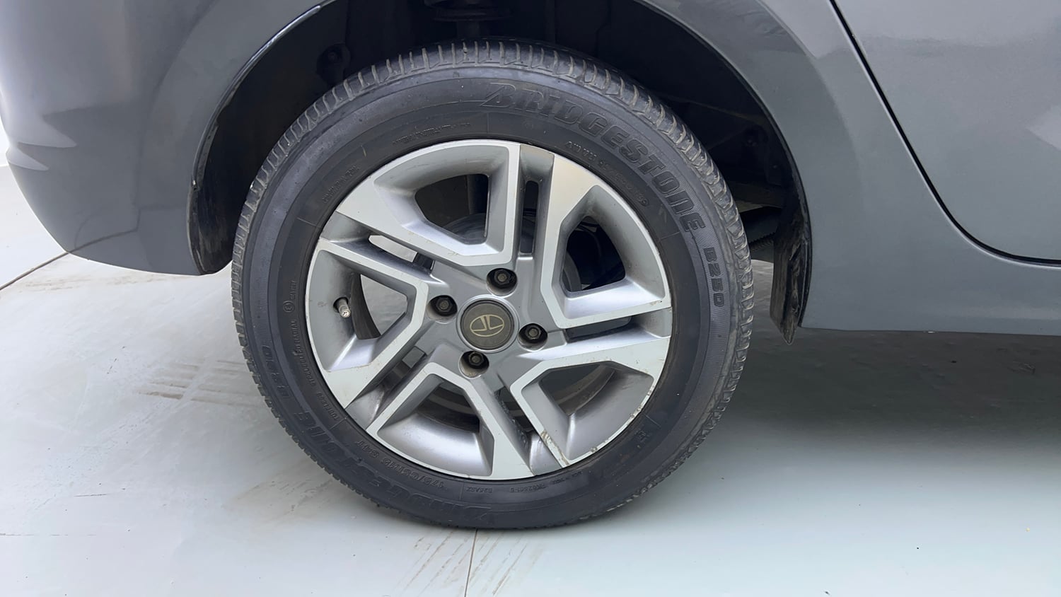 Used 2023 Tata Tigor XZA Plus Leatherette Pack Petrol Automatic tyres RIGHT REAR TYRE RIM VIEW