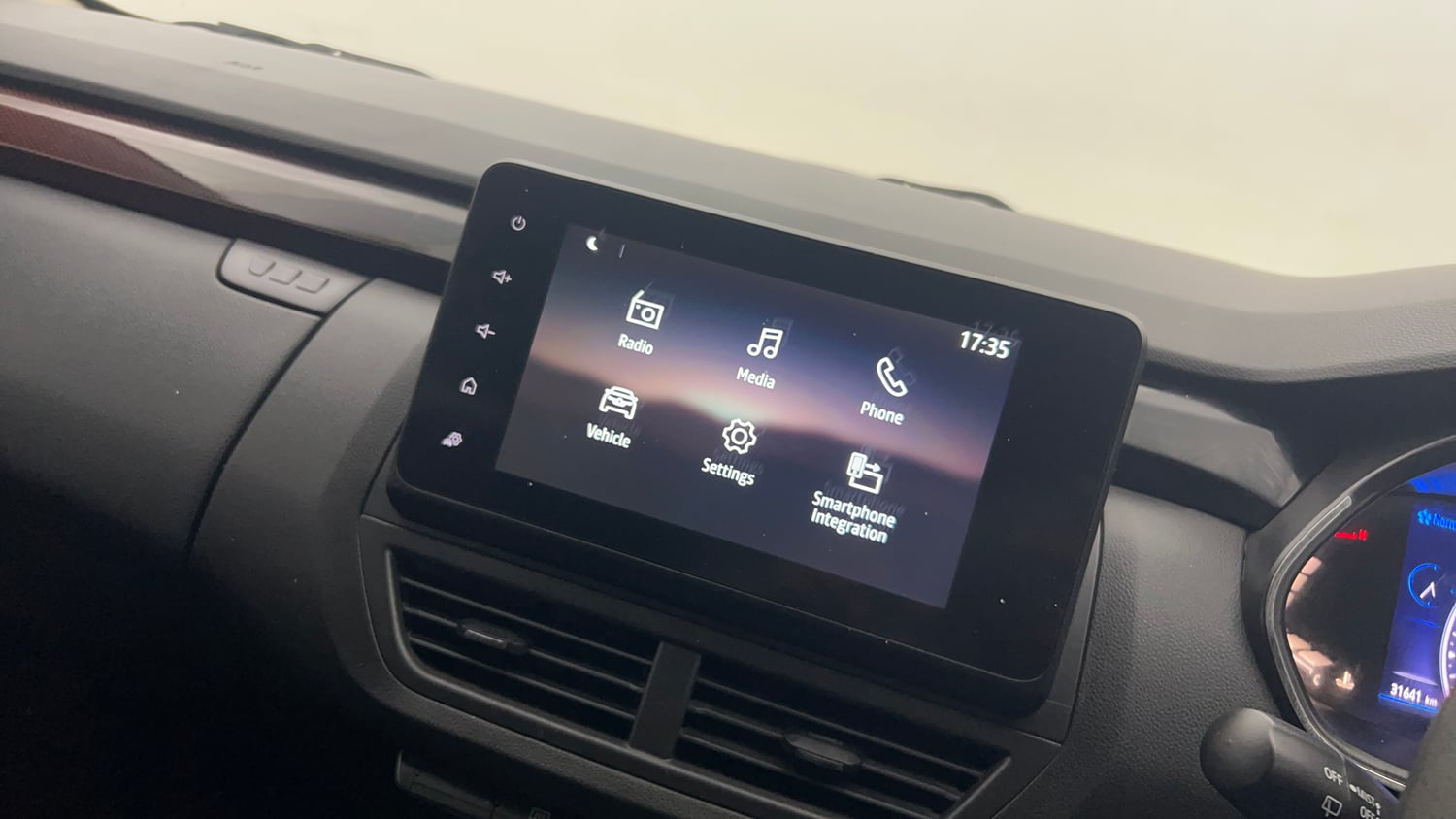 Used 2022 Renault Kiger RXZ Turbo MT Dual Tone Petrol Manual top_features Integrated (in-dash) music system