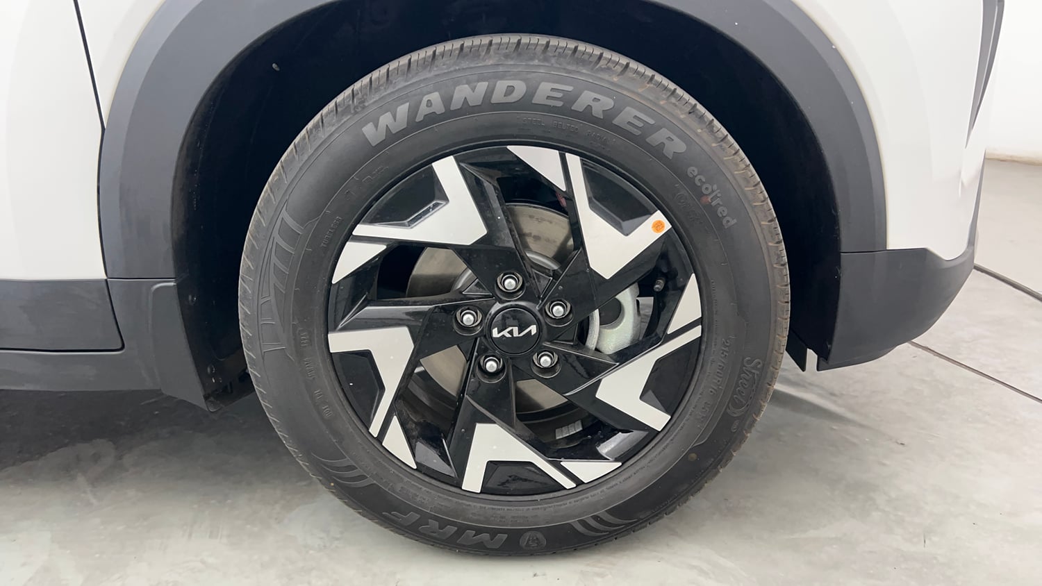 Used 2026 Kia Sonet HTK Plus 1.2 Petrol MT Petrol Manual tyres RIGHT FRONT TYRE RIM VIEW