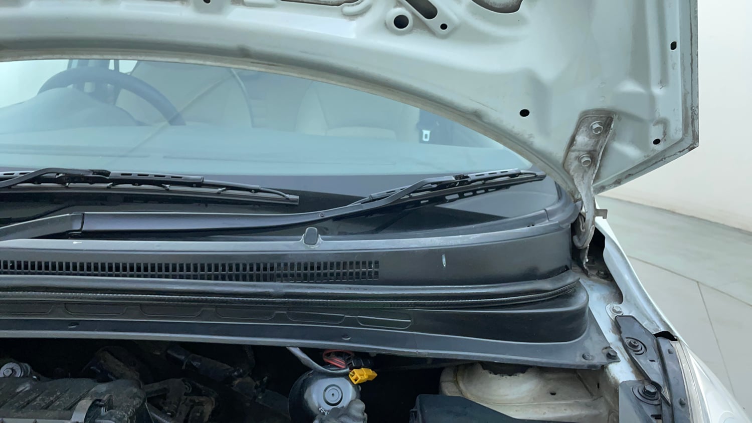 Used 2012 Hyundai i10 Sportz 1.2 Kappa2 Petrol Manual engine ENGINE LEFT SIDE HINGE & APRON VIEW