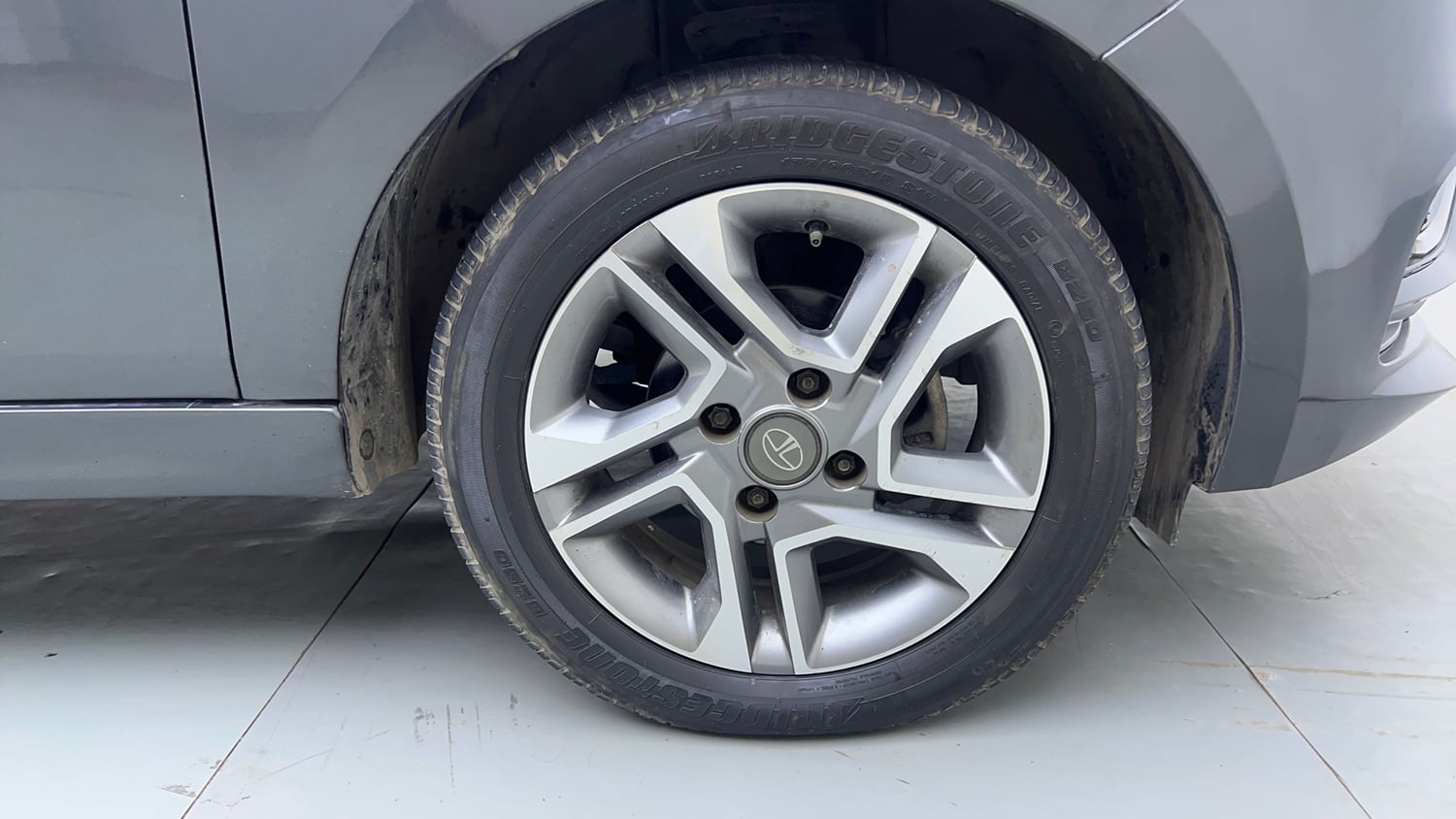 Used 2023 Tata Tigor XZA Plus Leatherette Pack Petrol Automatic tyres RIGHT FRONT TYRE RIM VIEW