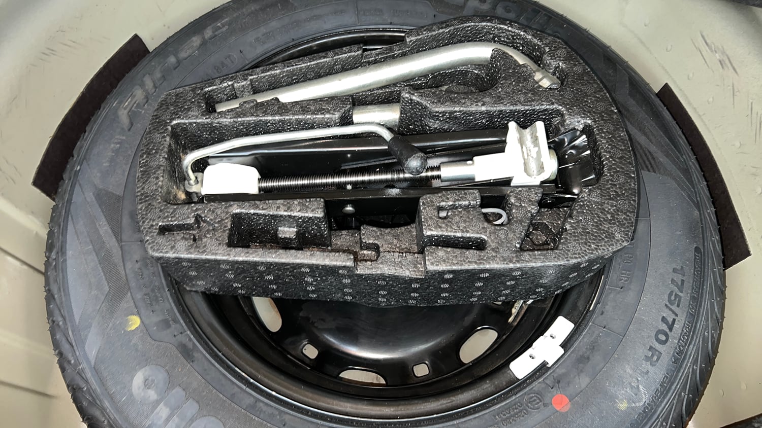 Used 2014 Volkswagen Vento Highline Diesel Diesel Manual tyres SPARE TYRE VIEW