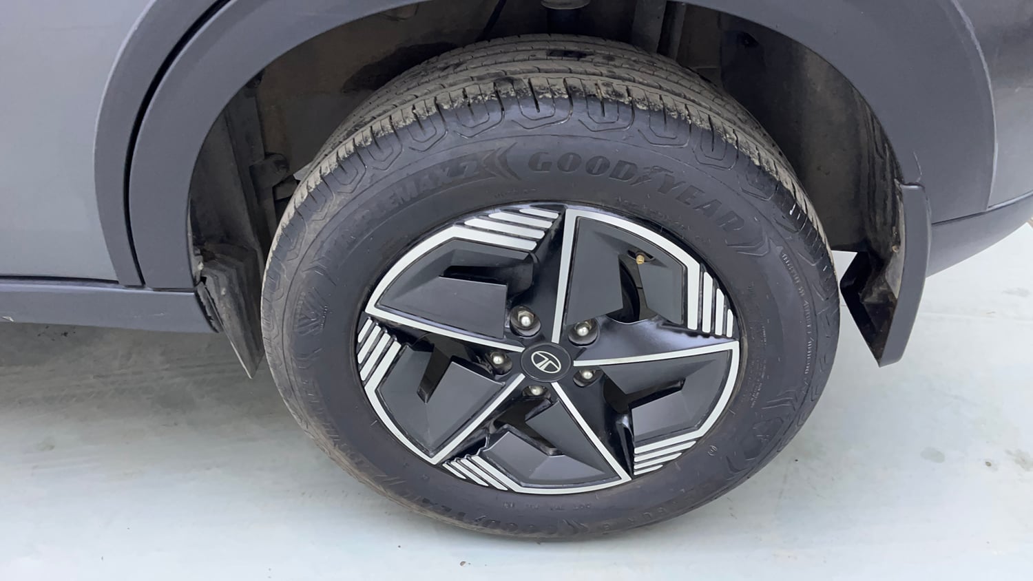 Used 2025 Tata Nexon Creative Plus 1.2 Revotron Petrol 7DCA DT Petrol Automatic tyres LEFT REAR TYRE RIM VIEW