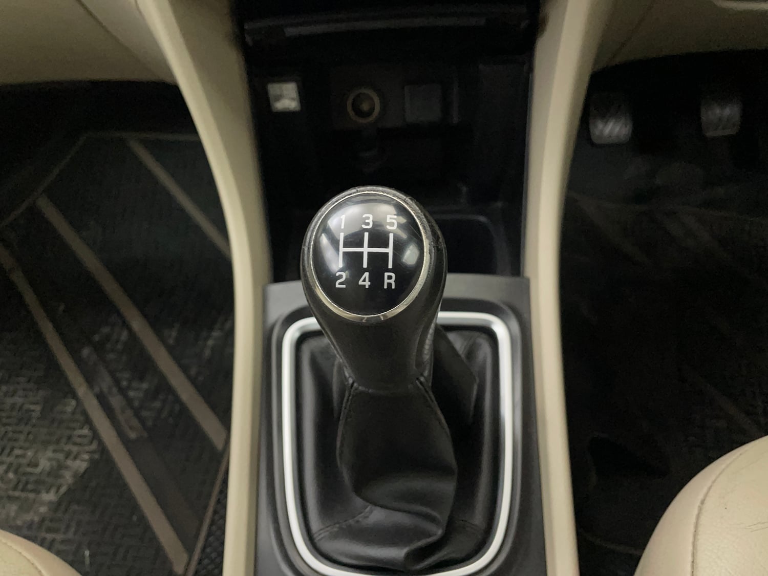Used 2019 Maruti Suzuki Ciaz Alpha Hybrid 1.5 Petrol Manual interior GEAR  KNOB VIEW