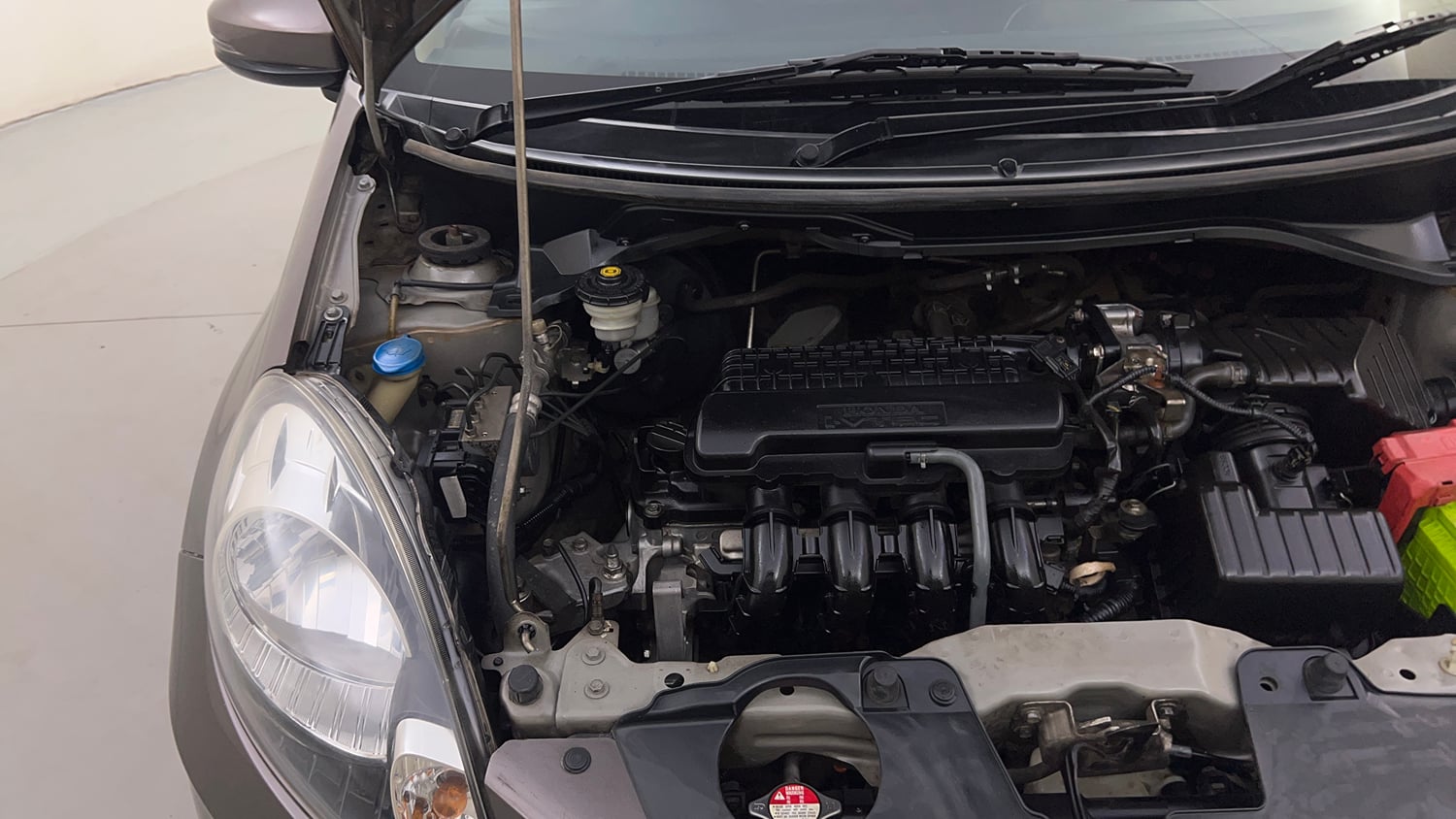 Used 2015 Honda Brio VX AT Petrol Automatic engine ENGINE RIGHT SIDE HINGE & APRON VIEW