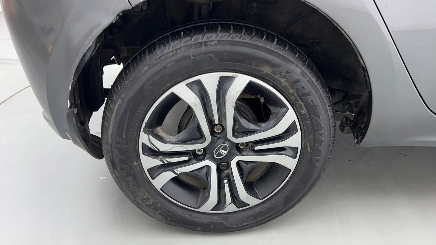 Used 2023 Tata Tiago XTA Petrol Automatic tyres RIGHT REAR TYRE RIM VIEW