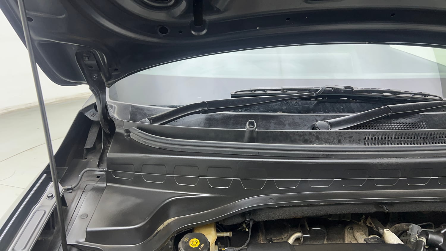Used 2023 Kia Sonet X Line 1.0 DCT Petrol Automatic engine ENGINE RIGHT SIDE HINGE & APRON VIEW
