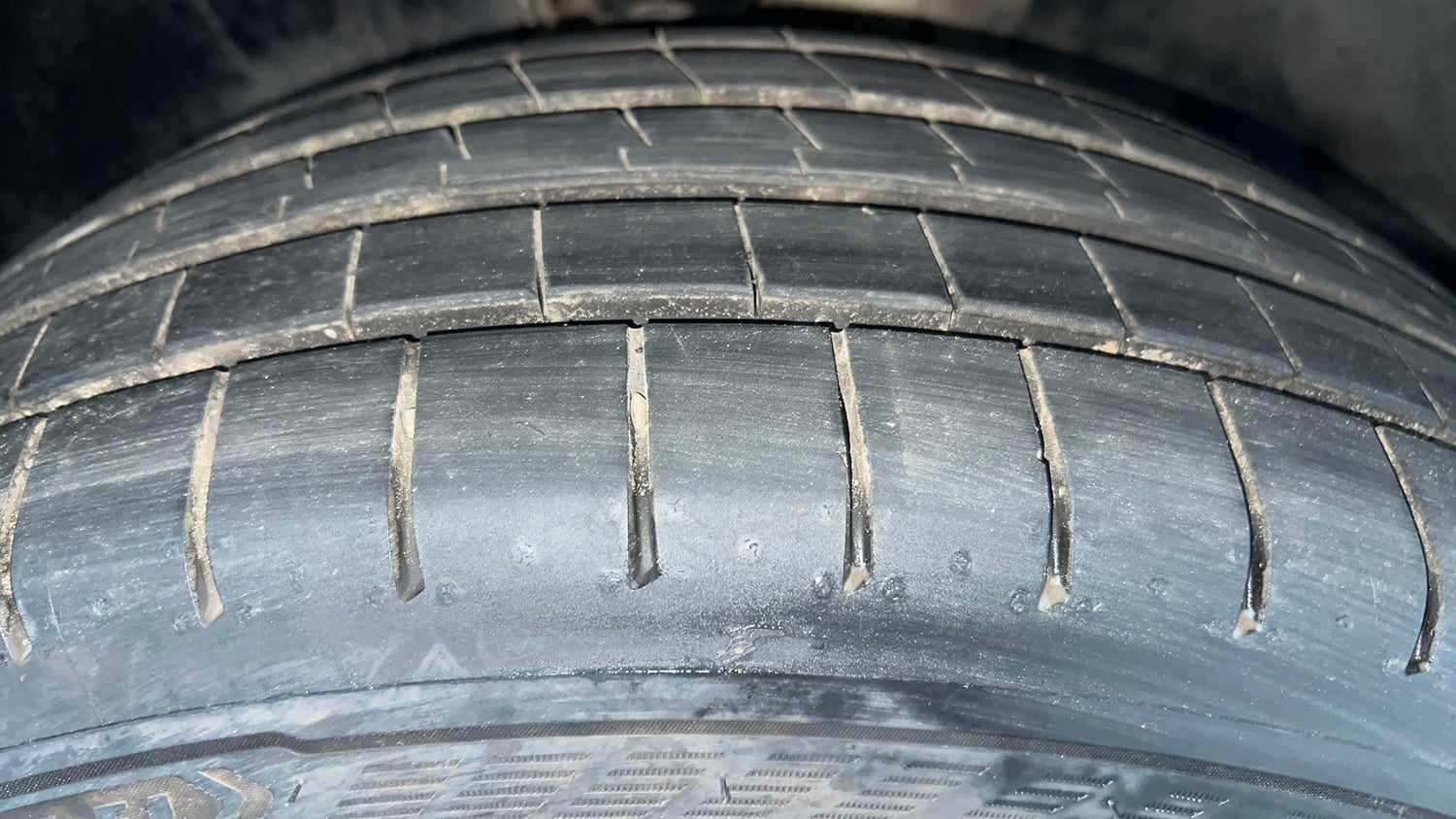 Used 2022 Jeep Compass Limited (O) 1.4 Petrol DCT Petrol Automatic tyres RIGHT FRONT TYRE TREAD VIEW