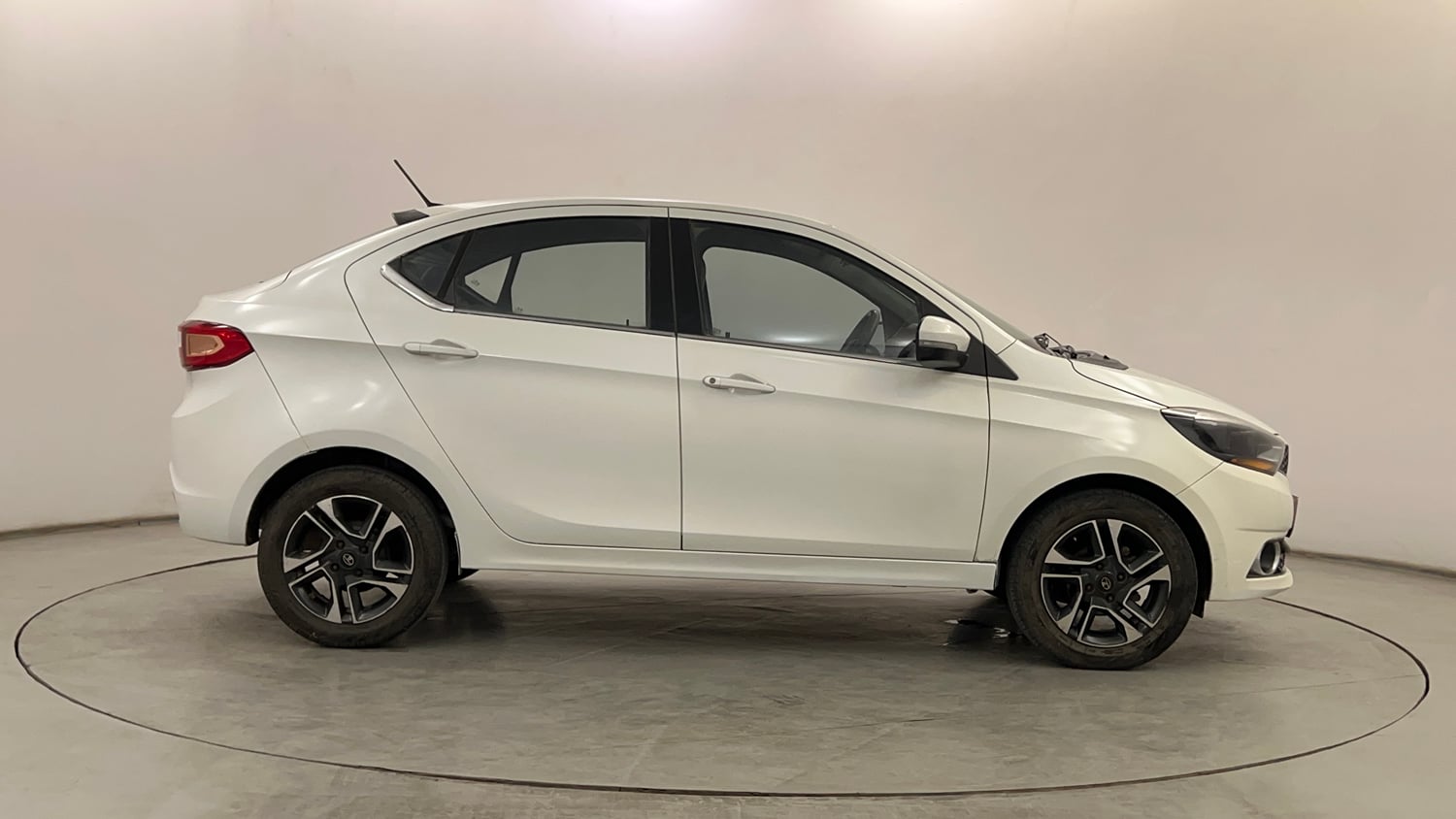Used 2017 Tata Tigor Revotron XZ Petrol Manual exterior RIGHT SIDE VIEW