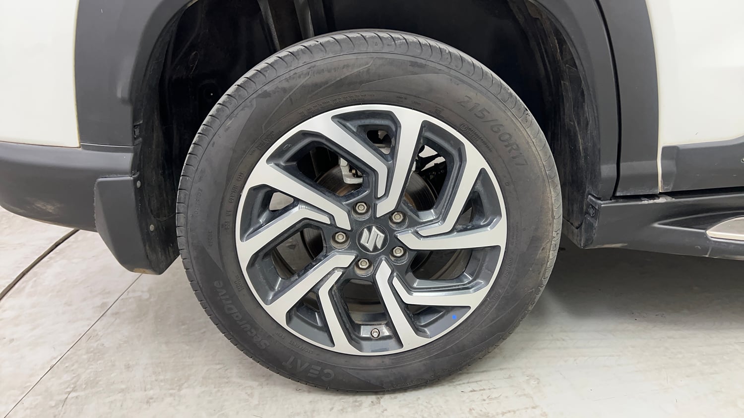 Used 2025 Maruti Suzuki Victoris VXI CNG MT 2W Cng Manual tyres RIGHT REAR TYRE RIM VIEW