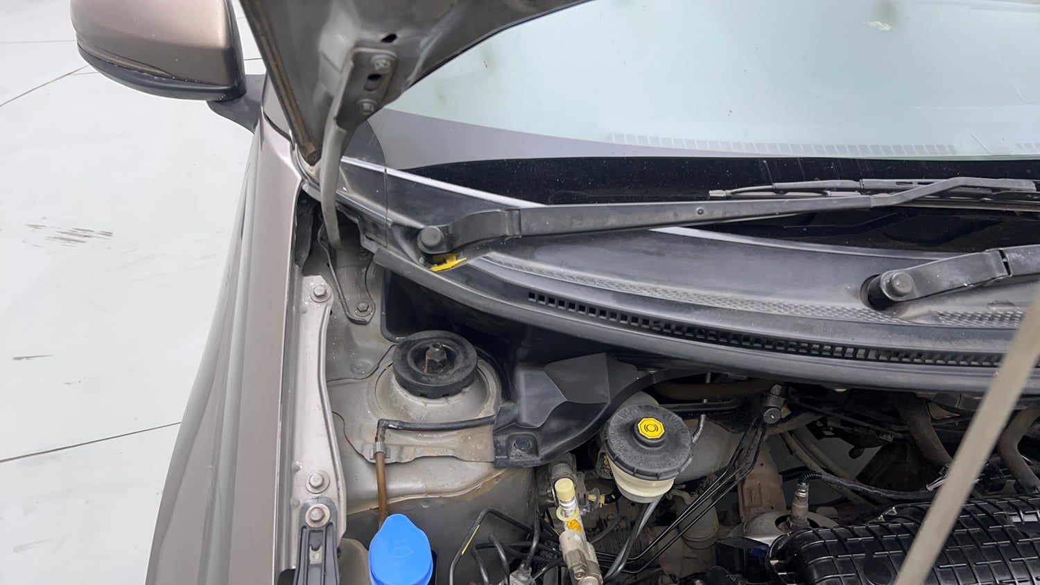 Used 2017 Honda Amaze 1.2 S i-VTEC Petrol Manual engine ENGINE RIGHT SIDE HINGE & APRON VIEW