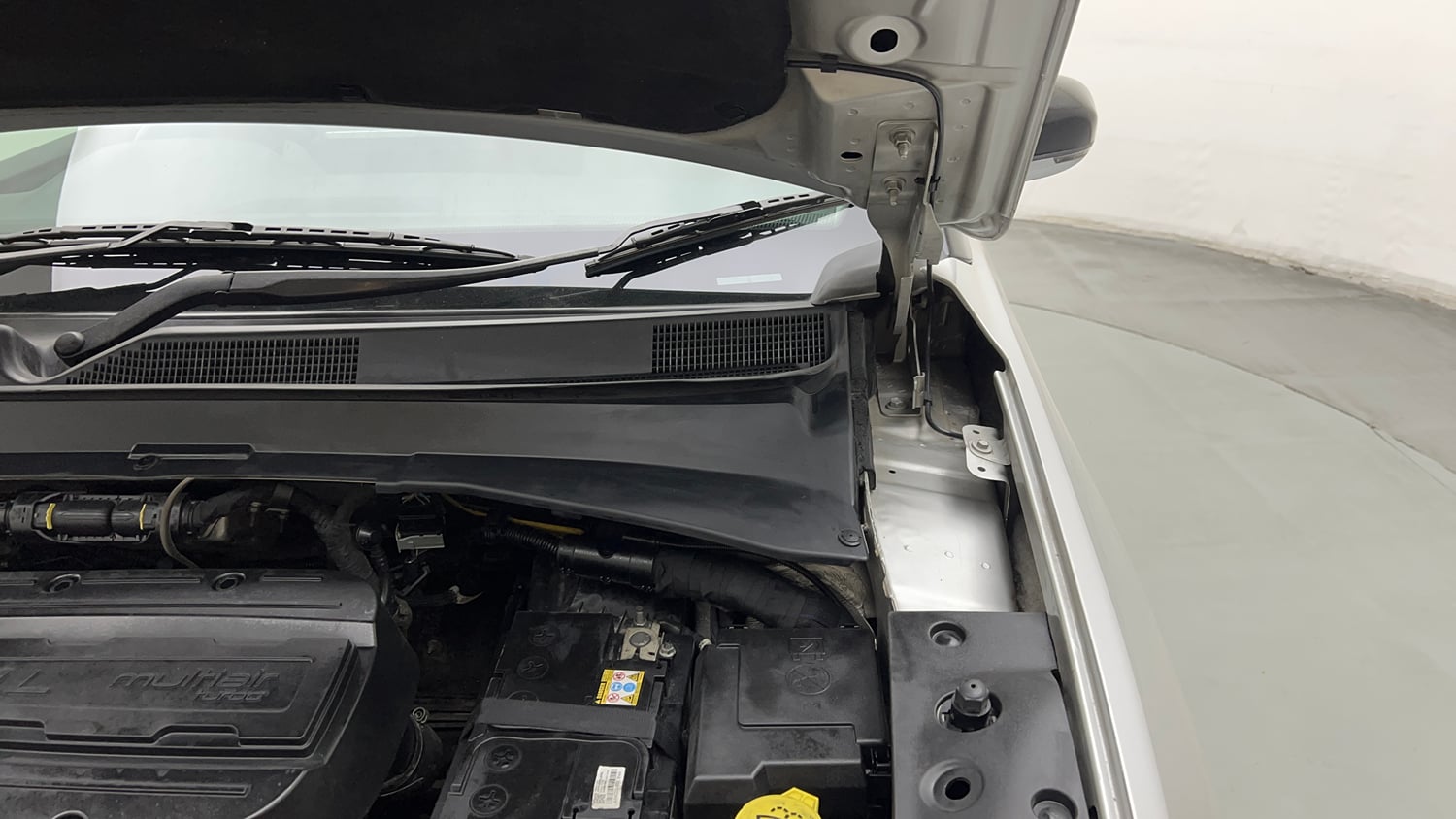 Used 2022 Jeep Compass Limited (O) 1.4 Petrol DCT Petrol Automatic engine ENGINE LEFT SIDE HINGE & APRON VIEW