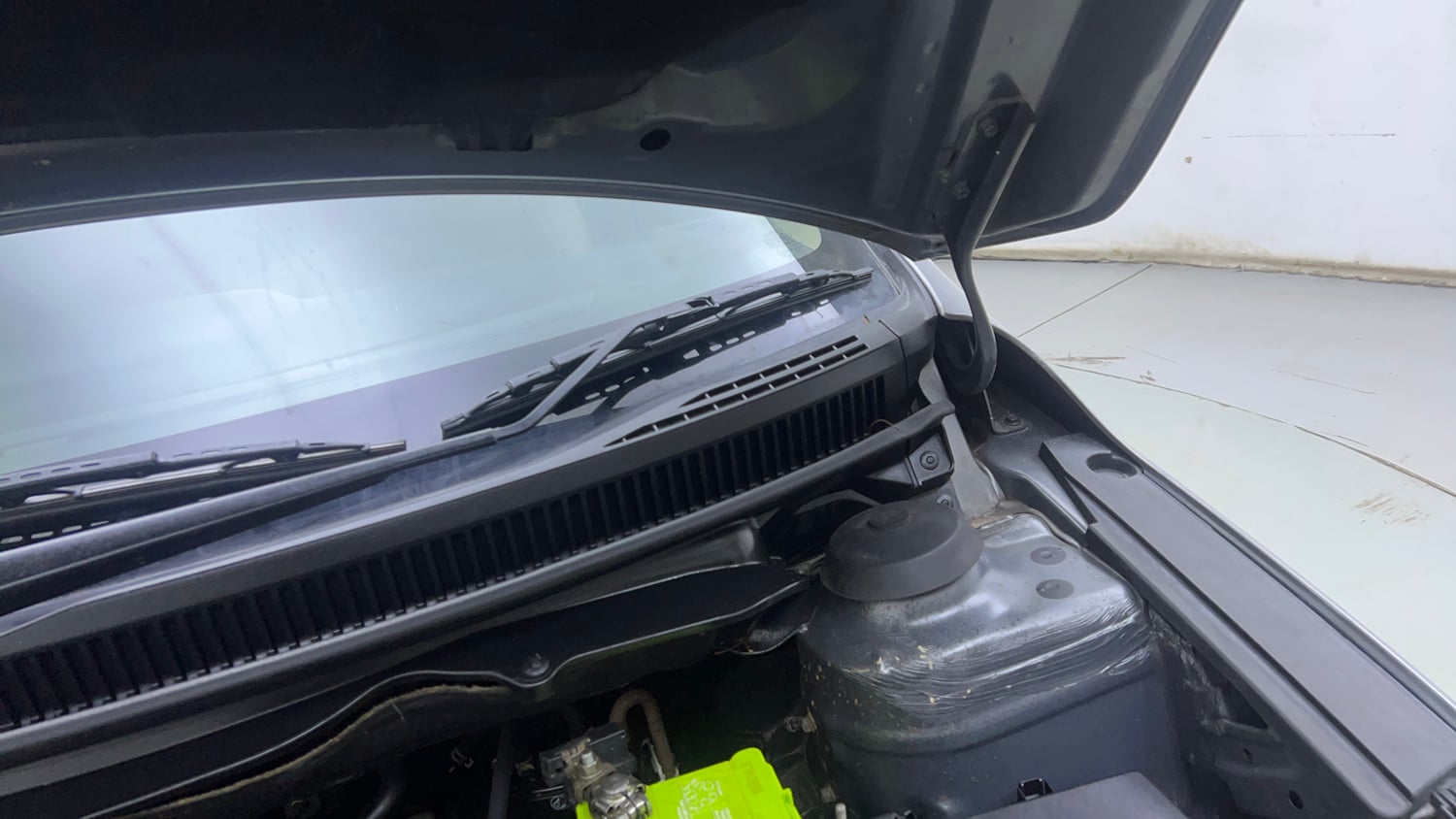 Used 2021 Maruti Suzuki Ciaz Alpha 1.5 Petrol Manual engine ENGINE LEFT SIDE HINGE & APRON VIEW