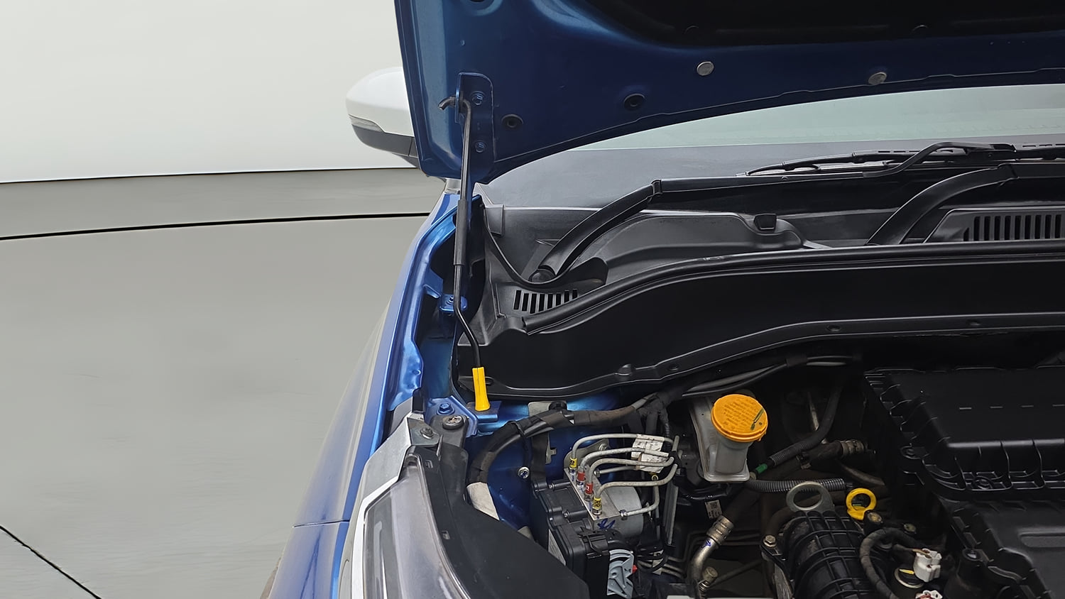 Used 2022 Tata Punch Creative Dual Tone Petrol Manual engine ENGINE RIGHT SIDE HINGE & APRON VIEW