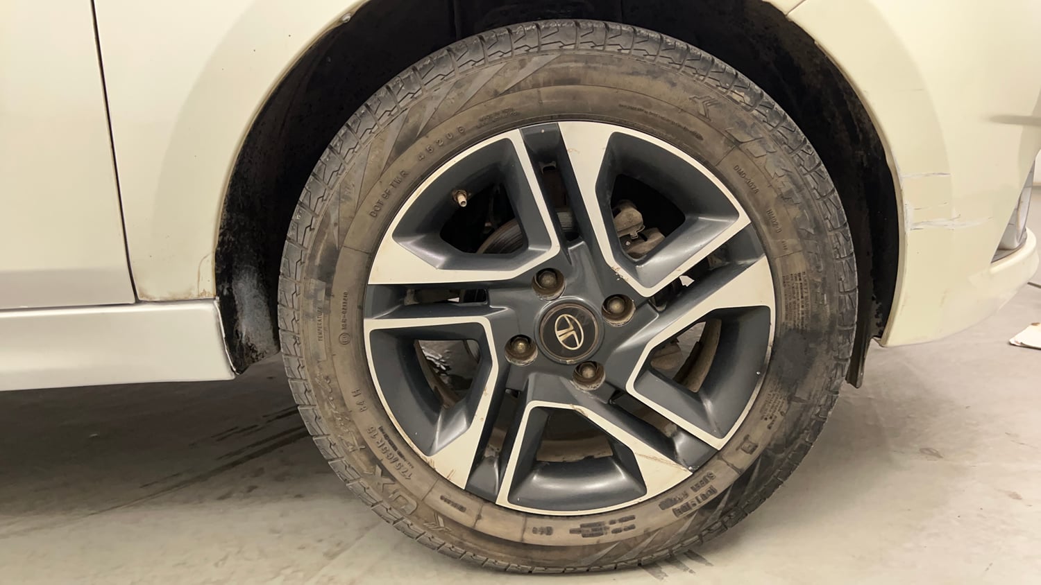 Used 2017 Tata Tigor Revotron XZ Petrol Manual tyres RIGHT FRONT TYRE RIM VIEW