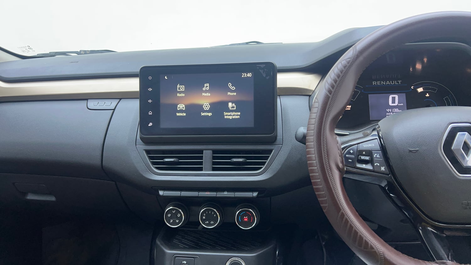 Used 2022 Renault Kiger RXT MT Petrol Manual interior MUSIC SYSTEM & AC CONTROL VIEW