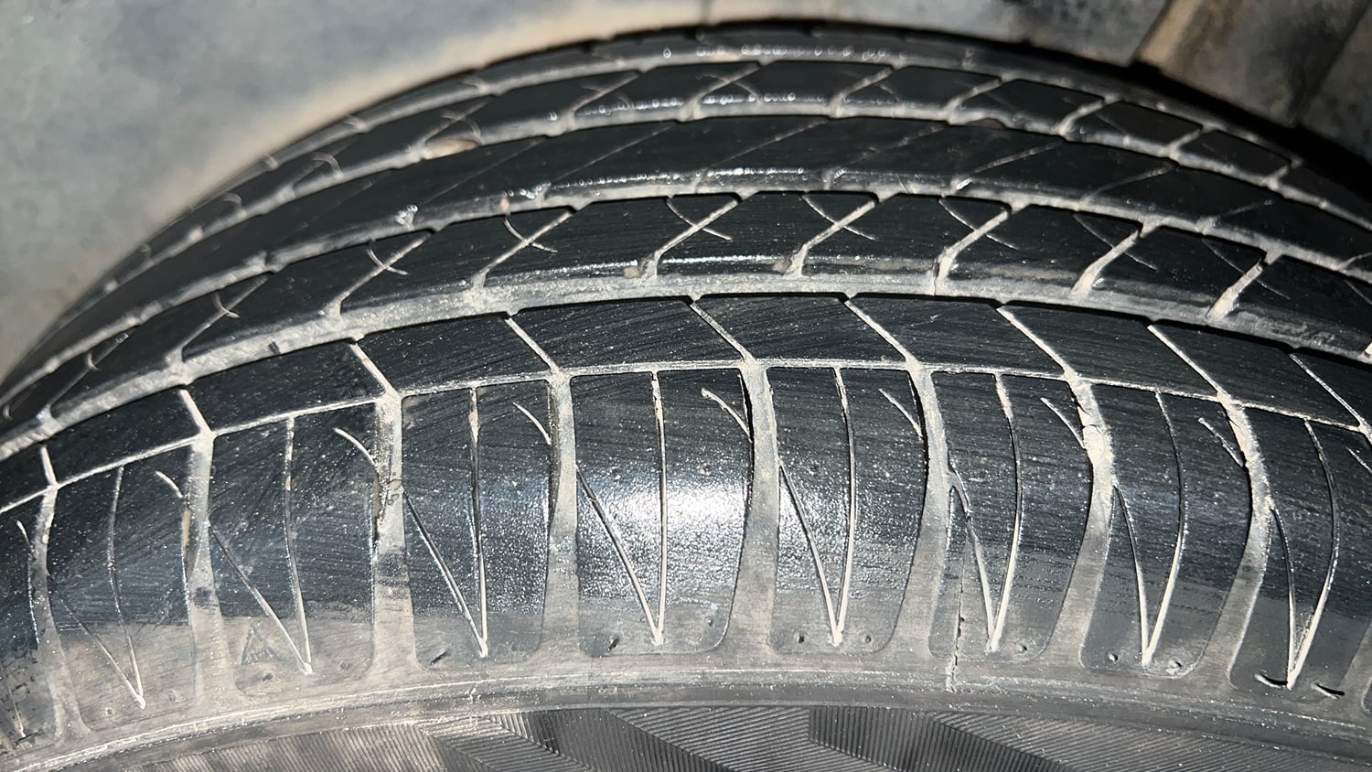 Used 2021 Maruti Suzuki Vitara Brezza ZXi Plus AT SHVS Petrol Automatic tyres LEFT REAR TYRE TREAD VIEW