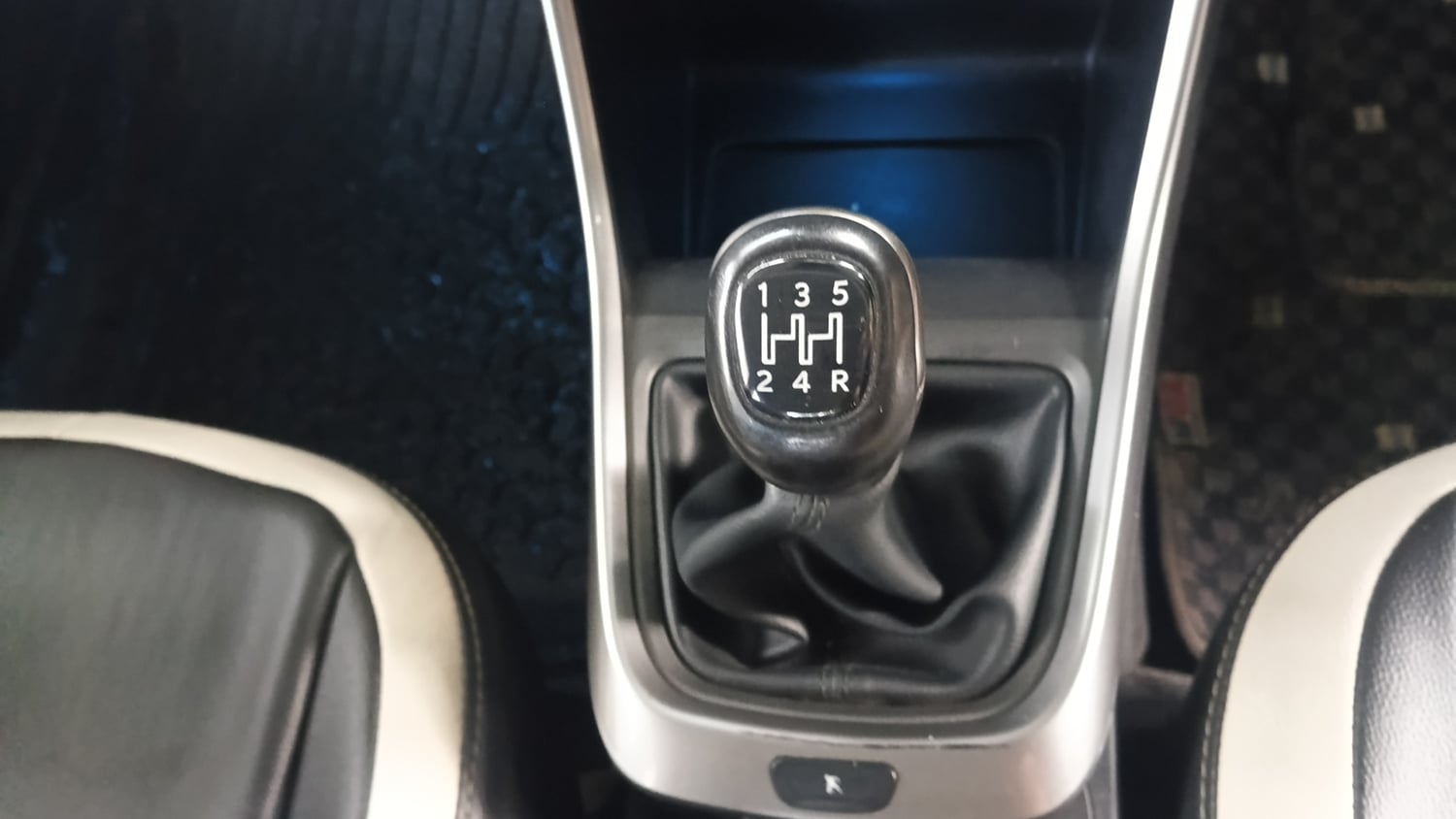 Used 2022 Tata Altroz XZ Plus i-Turbo Petrol Petrol Manual interior GEAR  KNOB VIEW
