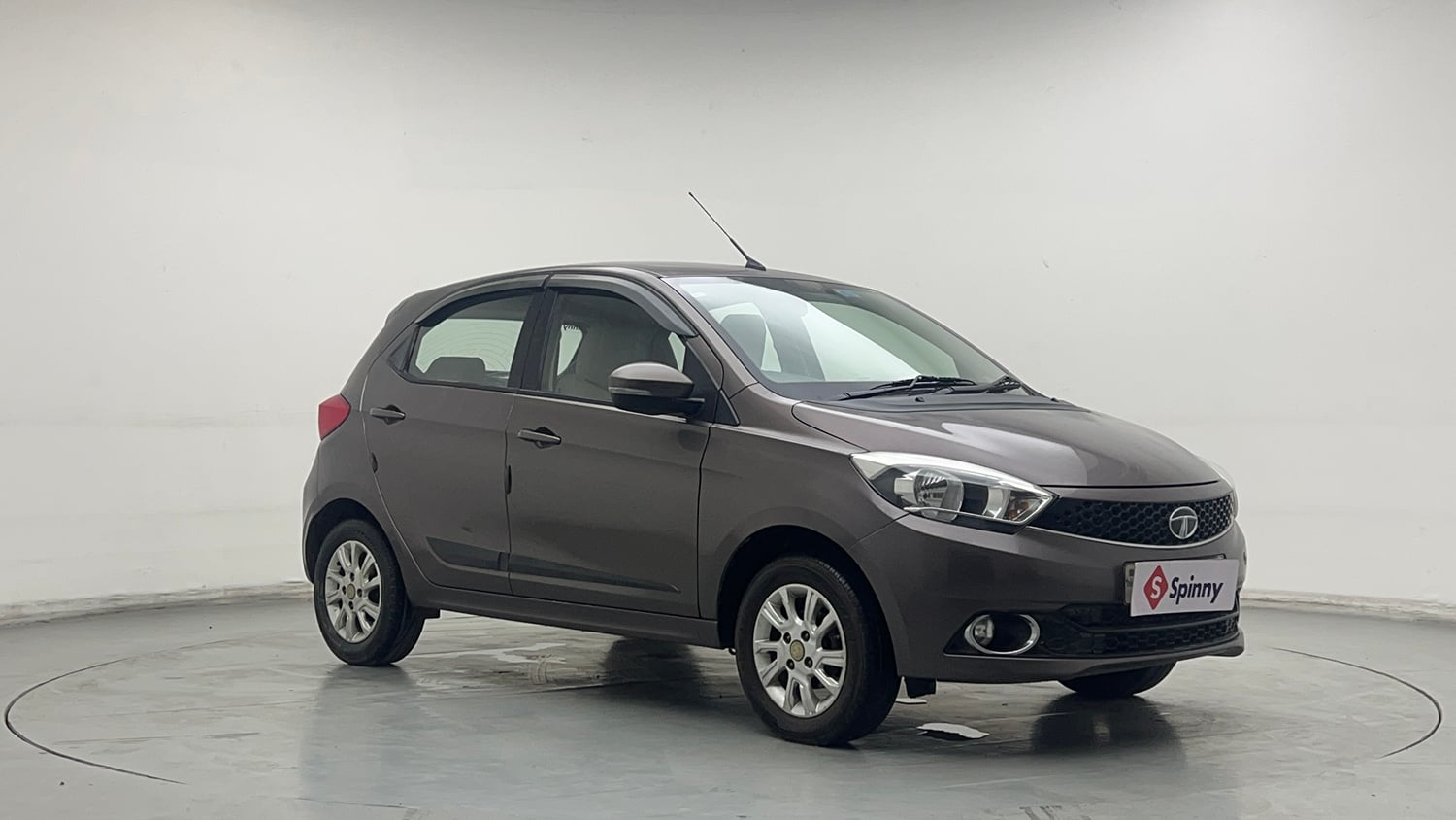 Used 2017 Tata Tiago Revotron XZA Petrol Automatic exterior RIGHT FRONT CORNER VIEW