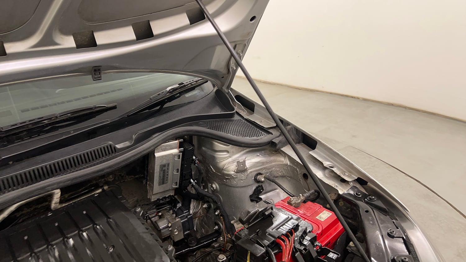 Used 2019 Volkswagen Polo Highline Plus 1.0 (P) 16 Alloy Petrol Manual engine ENGINE LEFT SIDE HINGE & APRON VIEW