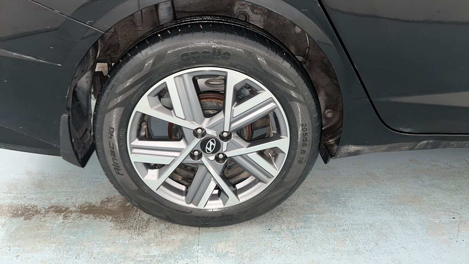 Used 2023 Hyundai Verna SX (O) 1.5 Petrol IVT Petrol Automatic tyres RIGHT REAR TYRE RIM VIEW
