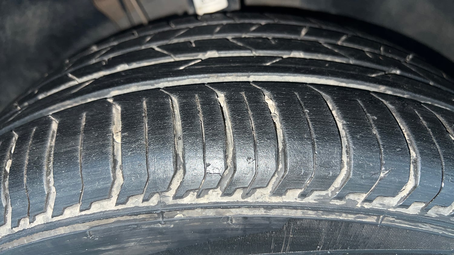 Used 2024 Volkswagen Virtus Highline 1.0 TSI AT Petrol Automatic tyres RIGHT FRONT TYRE TREAD VIEW