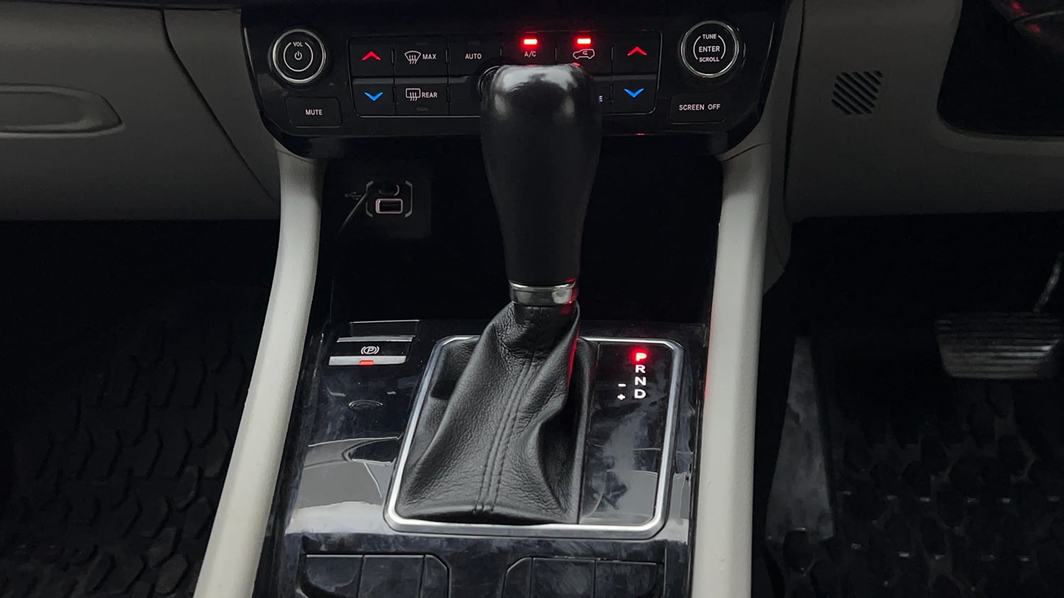 Used 2022 Jeep Compass Limited (O) 1.4 Petrol DCT Petrol Automatic interior GEAR  KNOB VIEW
