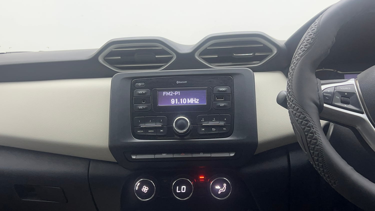 Used 2023 Nissan Magnite XL Petrol Manual top_features Integrated (in-dash) music system