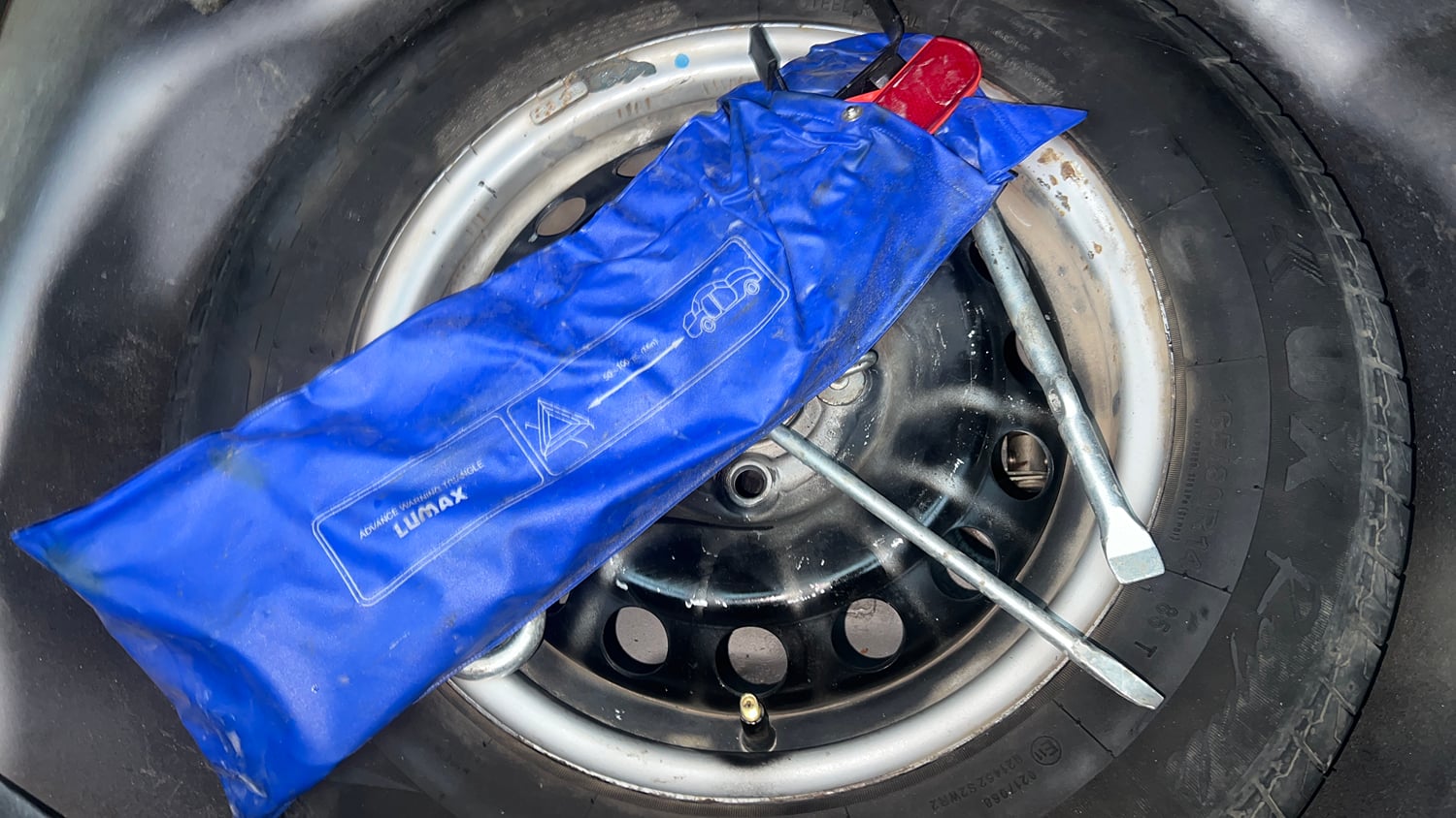 Used 2015 Maruti Suzuki Swift Lxi (O) Petrol Manual tyres SPARE TYRE VIEW
