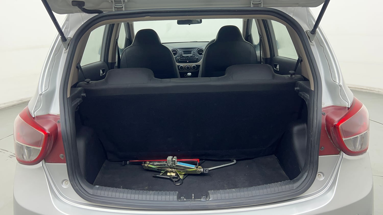 Used 2016 Hyundai Grand i10 Sportz 1.2 Kappa VTVT Petrol Manual interior DICKY INSIDE VIEW