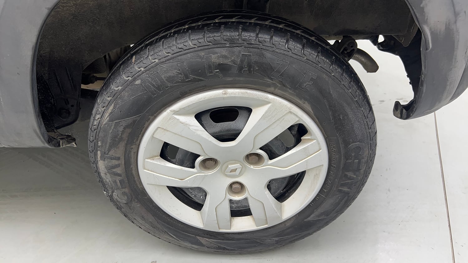 Used 2018 Renault Kwid 1.0 RXT AMT Opt Petrol Automatic tyres LEFT REAR TYRE RIM VIEW