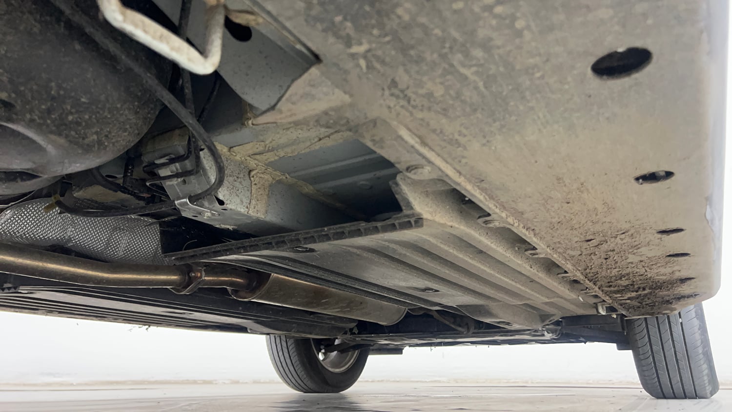 Used 2025 Maruti Suzuki Victoris VXI CNG MT 2W Cng Manual extra REAR RIGHT UNDERBODY VIEW