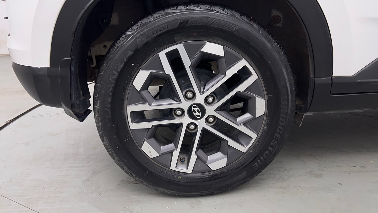 Used 2024 Hyundai Venue SX 1.2 Petrol Petrol Manual tyres RIGHT REAR TYRE RIM VIEW