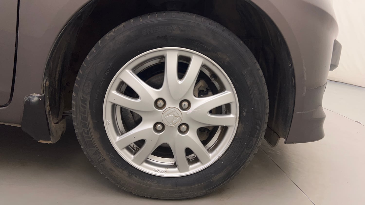 Used 2015 Honda Brio VX AT Petrol Automatic tyres RIGHT FRONT TYRE RIM VIEW