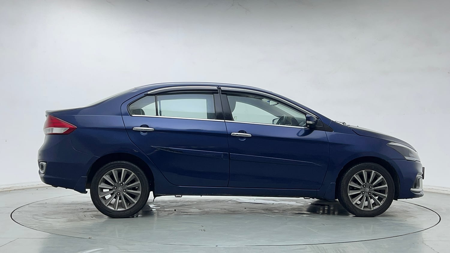 Used 2019 Maruti Suzuki Ciaz Alpha Hybrid 1.5 AT Petrol Automatic exterior RIGHT SIDE VIEW