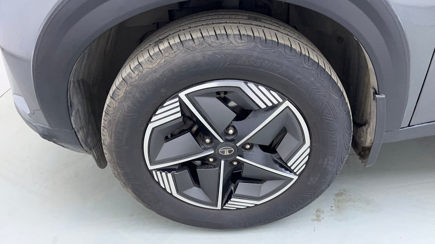 Used 2025 Tata Nexon Creative Plus 1.2 Revotron Petrol 7DCA DT Petrol Automatic tyres LEFT FRONT TYRE RIM VIEW