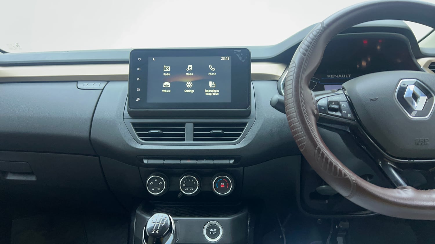 Used 2022 Renault Kiger RXT MT Petrol Manual top_features Touch screen infotainment system