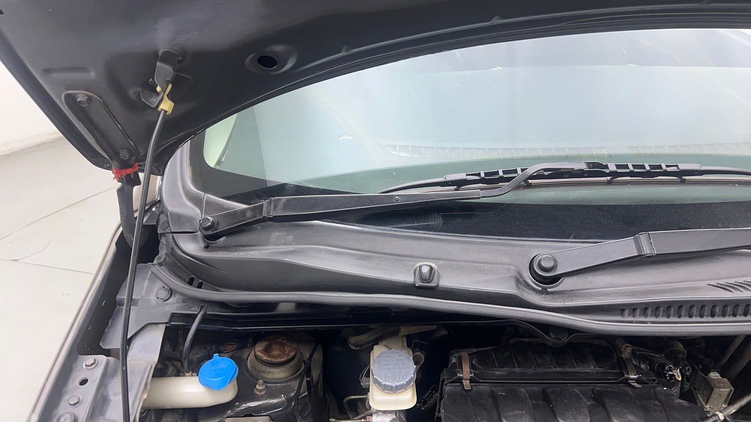 Used 2014 Maruti Suzuki Wagon R LXI CNG Cng Manual engine ENGINE RIGHT SIDE HINGE & APRON VIEW