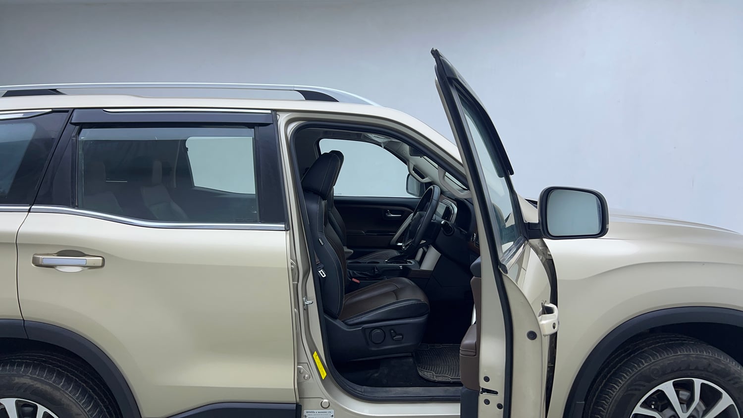 Used 2023 Mahindra Scorpio N Z8 L Petrol AT 6 STR Petrol Automatic interior RIGHT SIDE FRONT DOOR CABIN VIEW