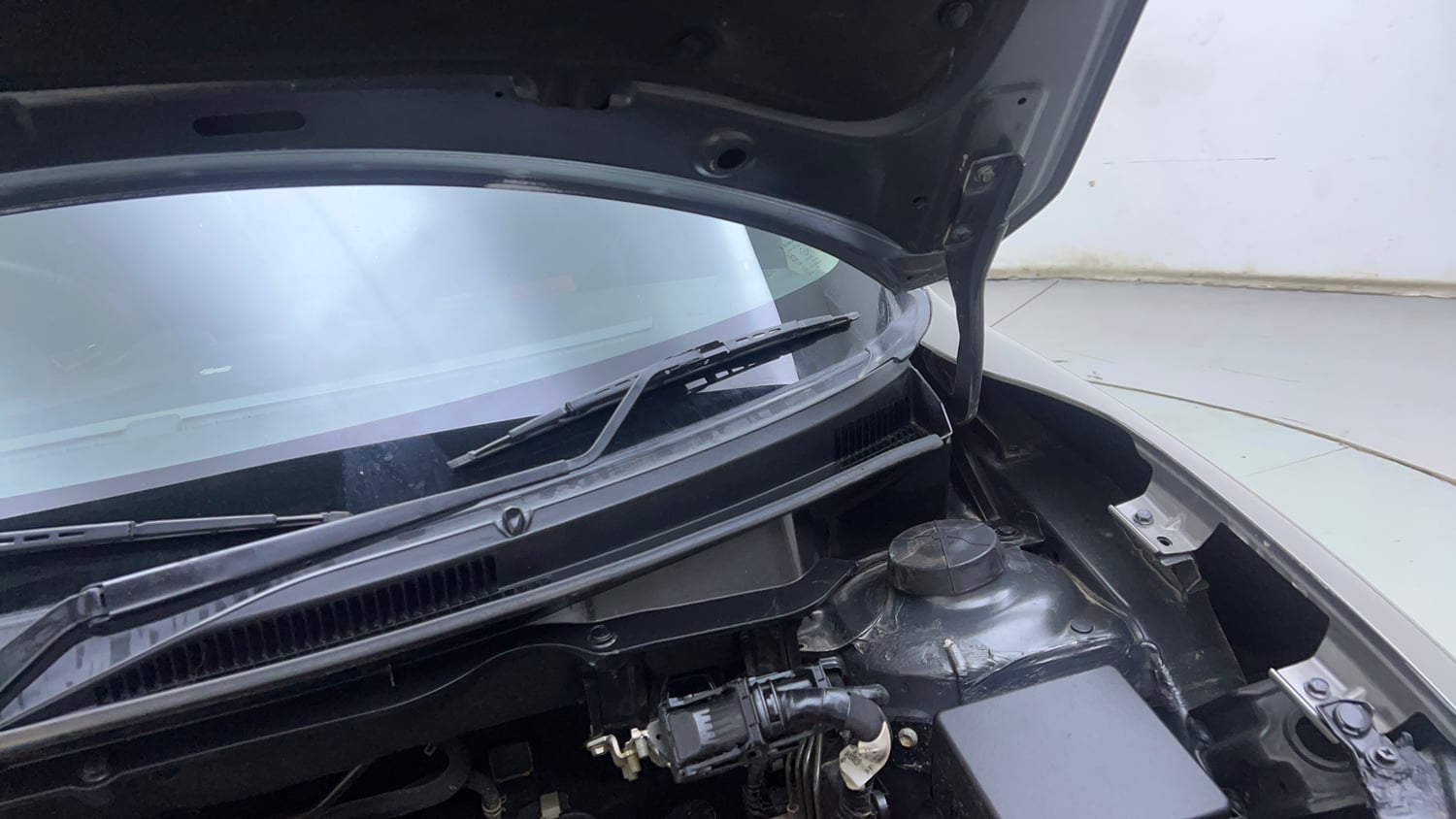 Used 2021 Maruti Suzuki Swift ZXi Plus Petrol Manual engine ENGINE LEFT SIDE HINGE & APRON VIEW