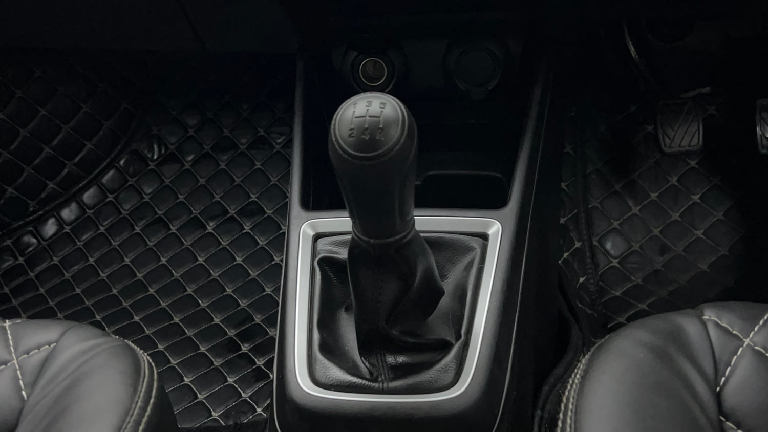 Used 2023 Maruti Suzuki Swift LXi Petrol Manual interior GEAR  KNOB VIEW