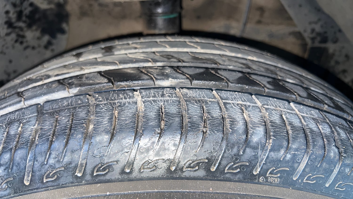 Used 2022 Maruti Suzuki Brezza Vxi AT Petrol Automatic tyres RIGHT FRONT TYRE TREAD VIEW
