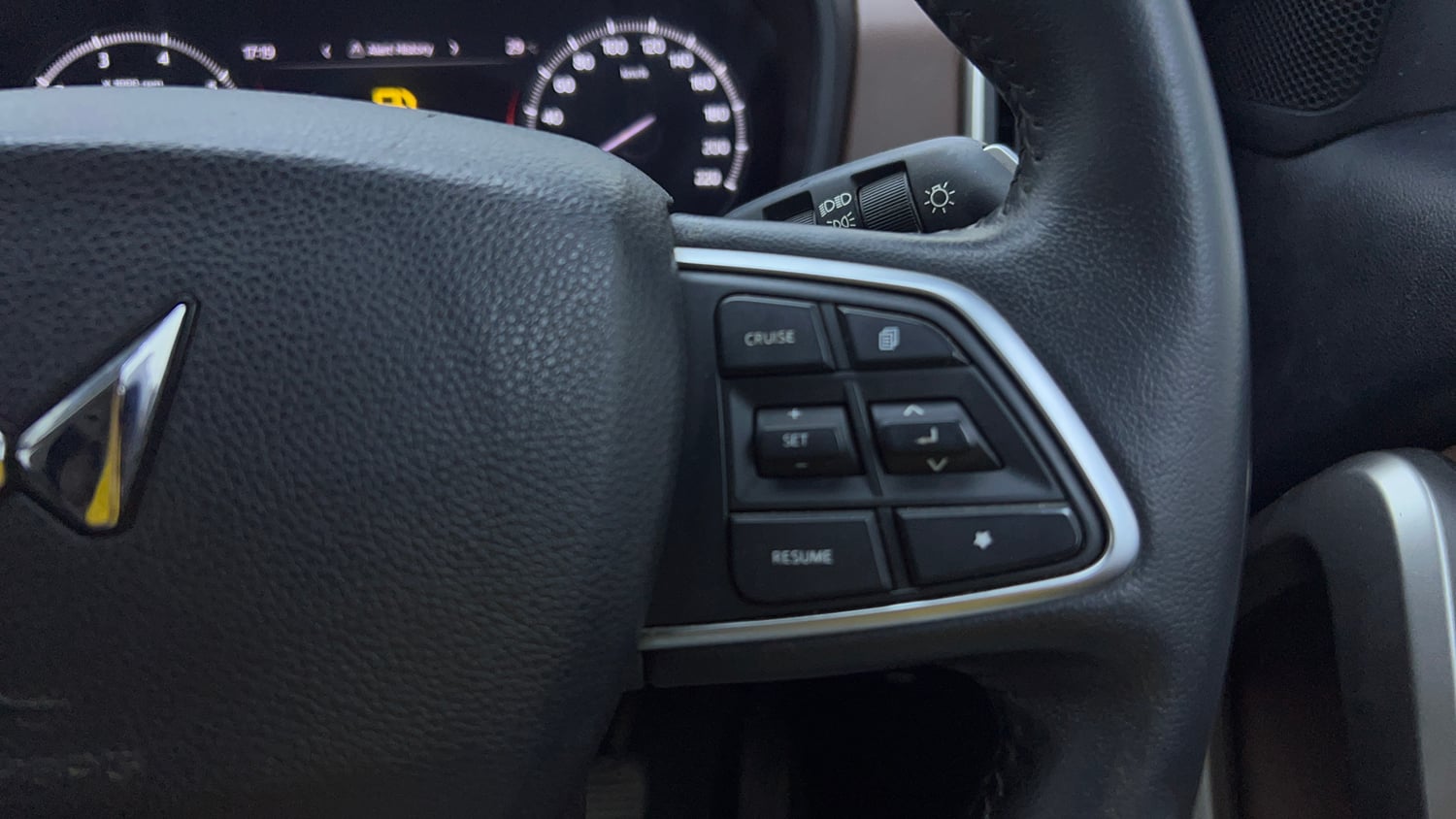 Used 2023 Mahindra Scorpio N Z8 L Petrol AT 6 STR Petrol Automatic top_features Cruise control